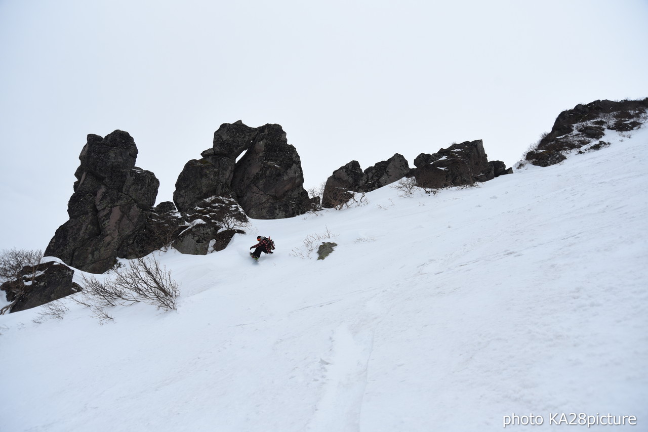 大雪山層雲峡黒岳ロープウェイスキー場　積雪 380cm！標高1,984ｍの黒岳山頂から大斜面にシュプールを描く(*^^)v 